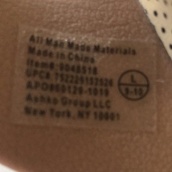 Slip on thong type sandals. - Picture 3 of 4